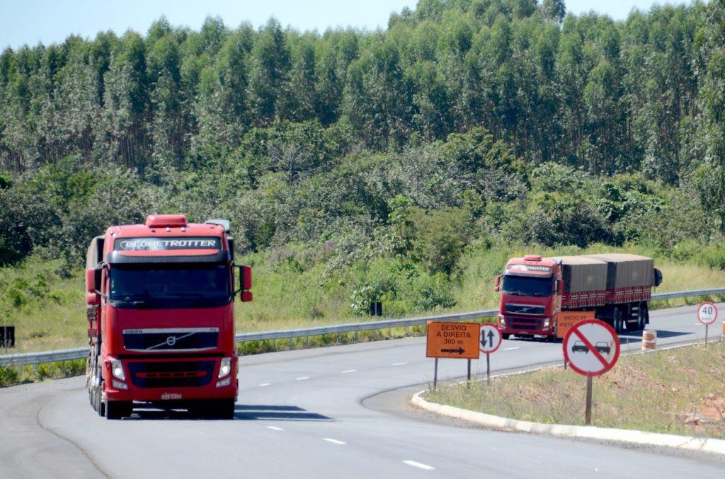 Como as oscilações no mercado econômico impactam o transporte rodoviário de cargas